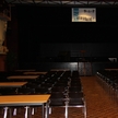 De zaal is nog leeg.