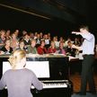 Het gelegenheidskoor in aktie onder leiding van Tim Schulteis en Esther Zaad aan de piano.