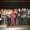 Een bedankje met bloemen voor de dirigent Jean-Pierre Steyvers en pianiste Silvia Berghs van Melodia, dirigent en begeleider Tom Weerts van Company, de pianist Kenny Janssen en dirigente Saskia Ramakers van de Maasgalm, dirigent Tim Schulteis en pianiste