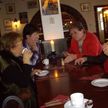 Gezellig met zijn allen aan een tafel.